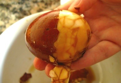 peeling eggs